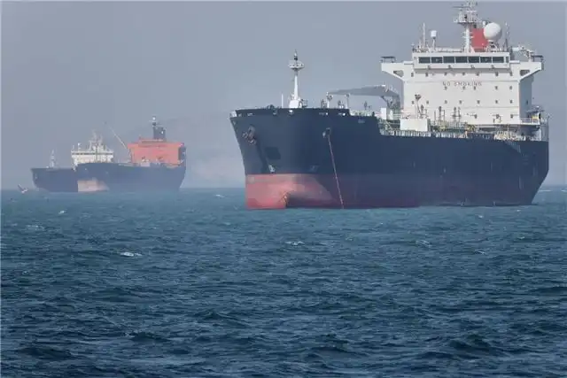 Десятки миллионов баррелей иранской нефти простаивают на море, пишет Блумберг