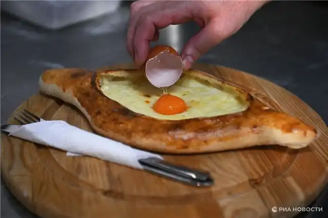 Знаменитый рэпер Канье Уэст открыл для себя хачапури и курицу с соусом баже в Тбилиси