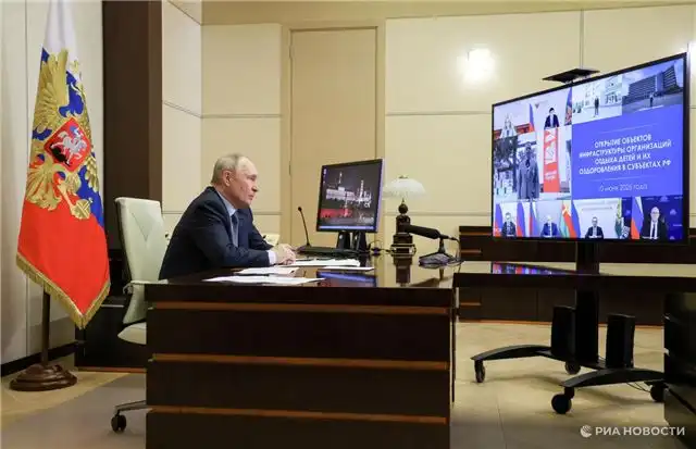 Путин распорядился усилить меры безопасности в школах и вузах