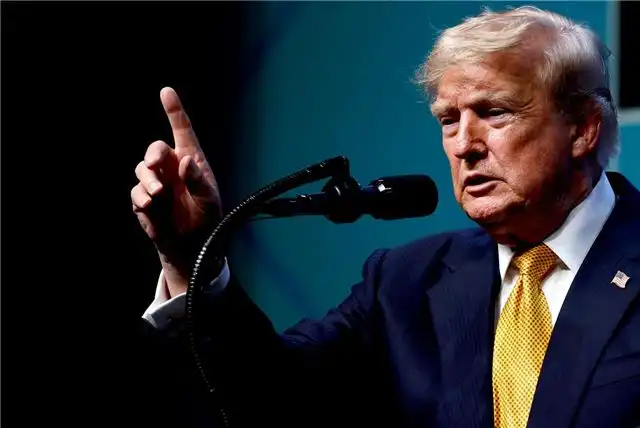 Трамп заявил, что Китай похитил данные 220 миллионов американцев