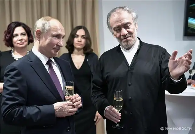 Путин, проверяя работоспособность Гергиева, отметил, что тот "не ест, не спит
