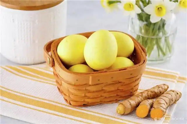 Пошаговое руководство по созданию золотистых пасхальных яиц с помощью куркумы
