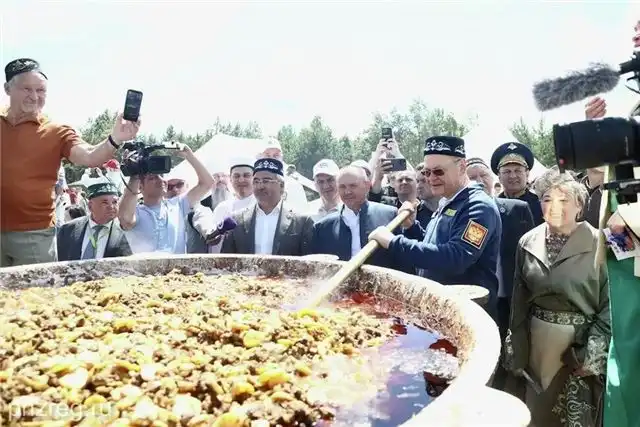 Тысяча килограммов ароматного татарского азу приготовлена на Сабантуе в Пензенской области