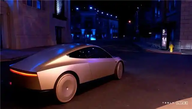 ABC - В США Tesla, по предварительным данным на автопилоте, врезалась в дом и травмировала женщину