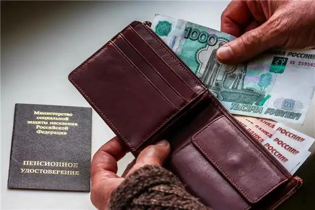 Бывшие военнослужащие и силовики получат в июне сразу две пенсии