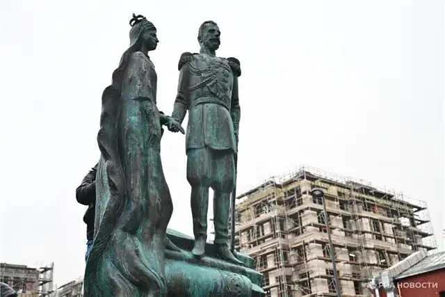 Цветы у памятника Романовым в Климентовском переулке возложили в Москве