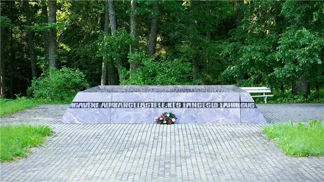 В Эстонии разобрали братскую могилу советских солдат в деревне Йыгевесте