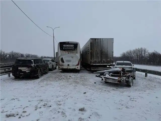 На участке М-4 в Воронежской области произошло три аварии с участием 15 автомобилей