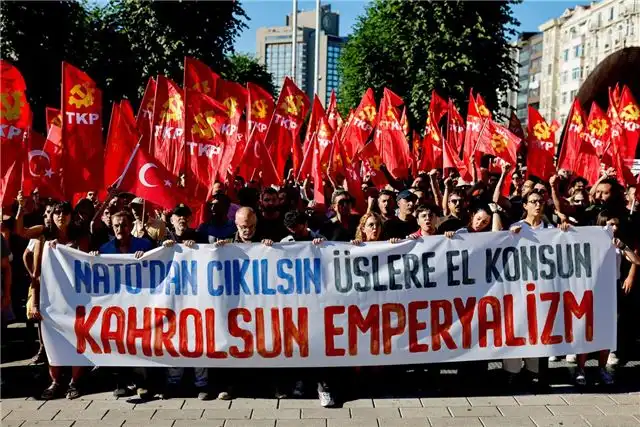 В Стамбуле тысячи демонстрантов вышли на марш против саммита НАТО