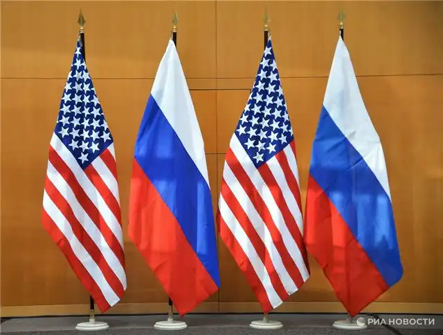 Песков — Кремль пристально отслеживает и изучает заявления США о...