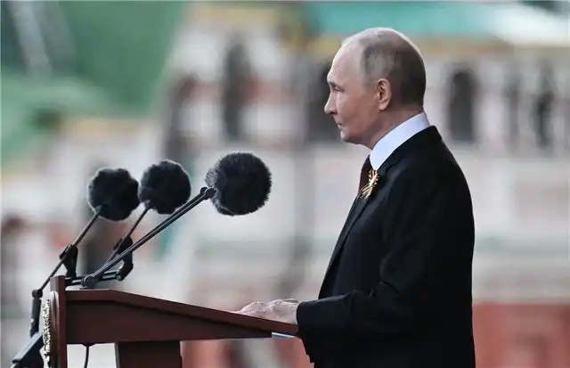 Путин поприветствовал участников СВО рукопожатиями после парадных торжеств в честь Дня Победы в Москве