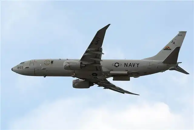 Американский патрульный самолет P-8A Poseidon ВМС прошел над Ормузским...
