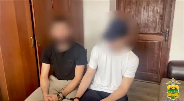 Парней в Краснодаре задержали за съемку шпагата между машинами на фоне храма