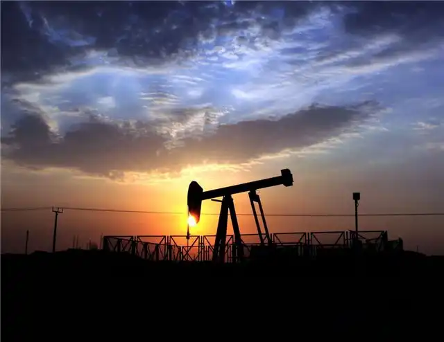 Жирнов прогнозирует рост цен на нефть выше 100 долларов при обострении...