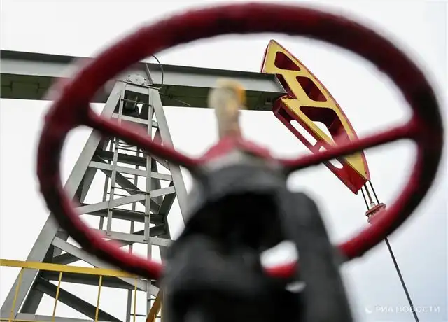 Ирак наладил транспортировку нефтепродуктов в Сирию с помощью грузовик...