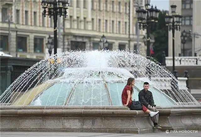 В сердце Москвы на Манежной площади полностью восстановили фонтан «Купола»