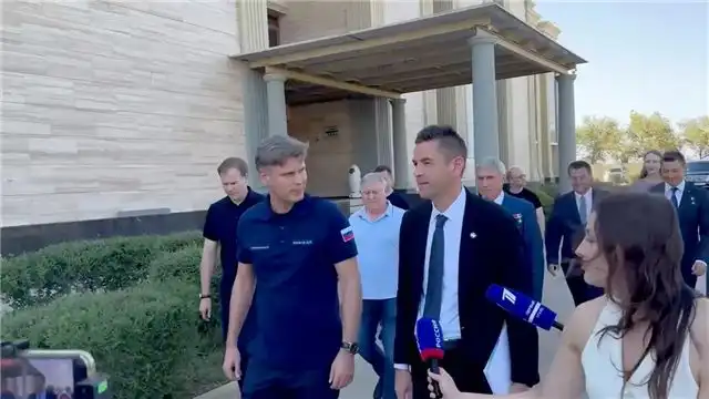 Баканов и Айзекман личной встречей поддержали детей с онкологией на Байконуре