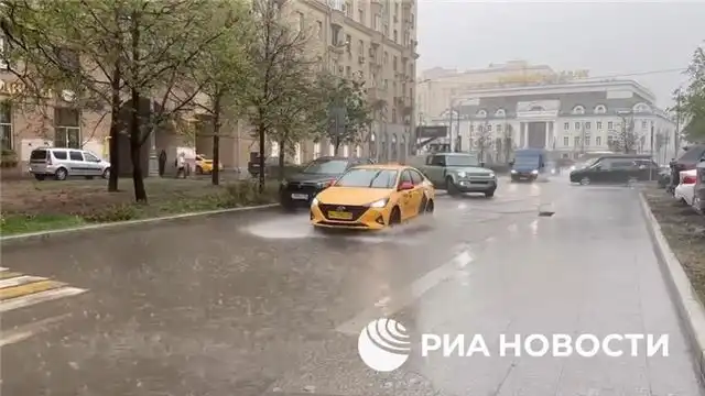 В Москве идут тропические ливни и усиливается штормовой ветер