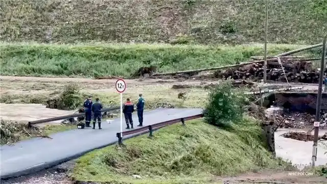 МЧС продолжает поиски художницы, смытой сильным потоком в селе Кын на ...